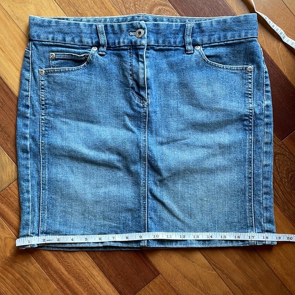 Ann Taylor Light Wash Denim Mini Skirt, size 6 - Picture 8 of 9